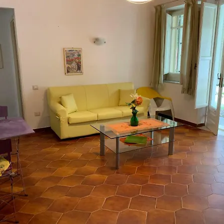 Casa Del Glicine Apartment *